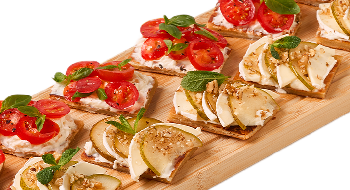 Брускетты на круассане "Томат - страчателла" и "Груша - камамбер"