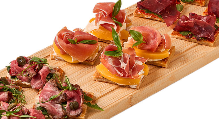 Брускетты на круассане "Ростбиф", "Хамон с персиком" и "Бастурма"
