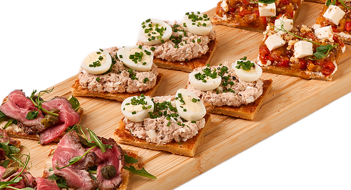 Брускетты на круассане "Печеный перец", "Тунец" и "Ростбиф"