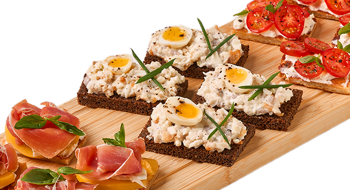 Брускетты на круассане "Томат - страчателла", "Форшмак" и "Хамон с персиком"